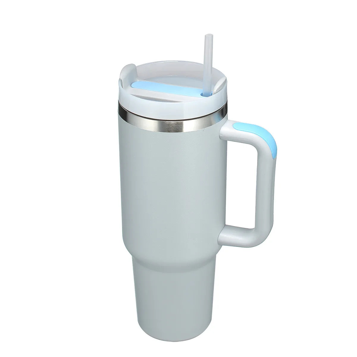 Tasse isotherme en acier inoxydable argenté avec couvercle et paille bleu clair, vue de côté.