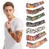 Un hombre modela varias mangas de tatuajes protectoras sin costuras con diferentes diseños en su brazo.