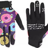 Gants de motocross noirs et violets à motifs, présentés sur fond blanc.