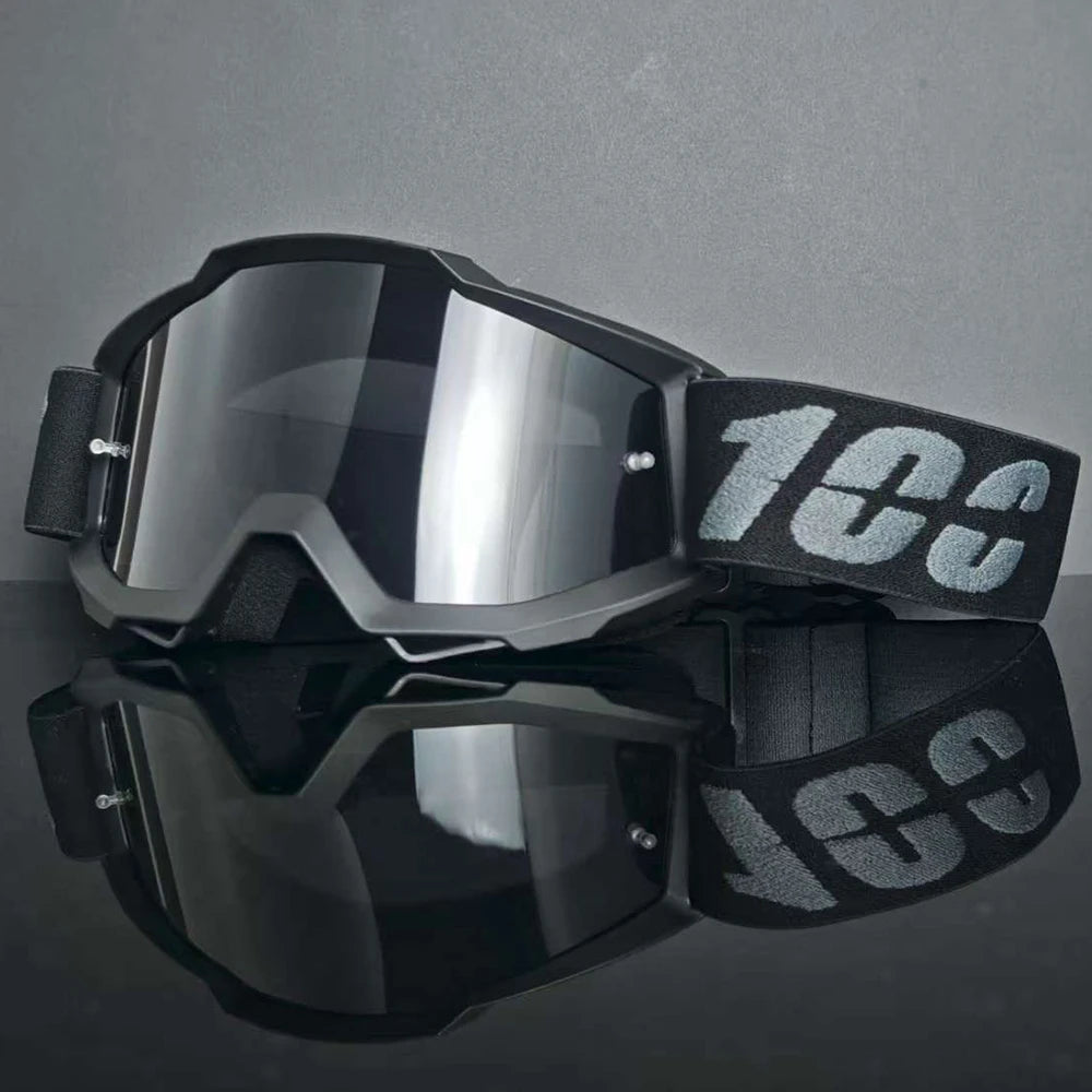 Un par de gafas de motocross negras con lentes ahumados y una correa negra