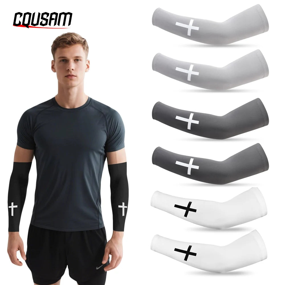Modelo masculino vistiendo una camisa oscura y demostrando mangas de compresión cruzadas en varios tonos de gris y negro.