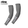 Ein Paar graue UV-Schutz-Kühl-Armschläuche für Outdoor-Sport, vertikal dargestellt.