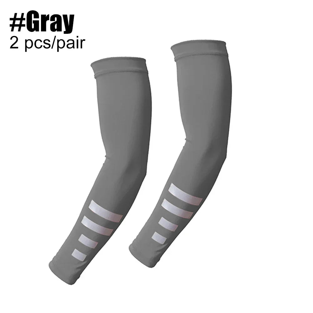Ein Paar graue UV-Schutz-Kühl-Armschläuche für Outdoor-Sport, vertikal dargestellt.