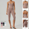 Ein Model trägt ein taupefarbenes Damen-Yoga-Activewear-Set mit Tanktop und Leggings.