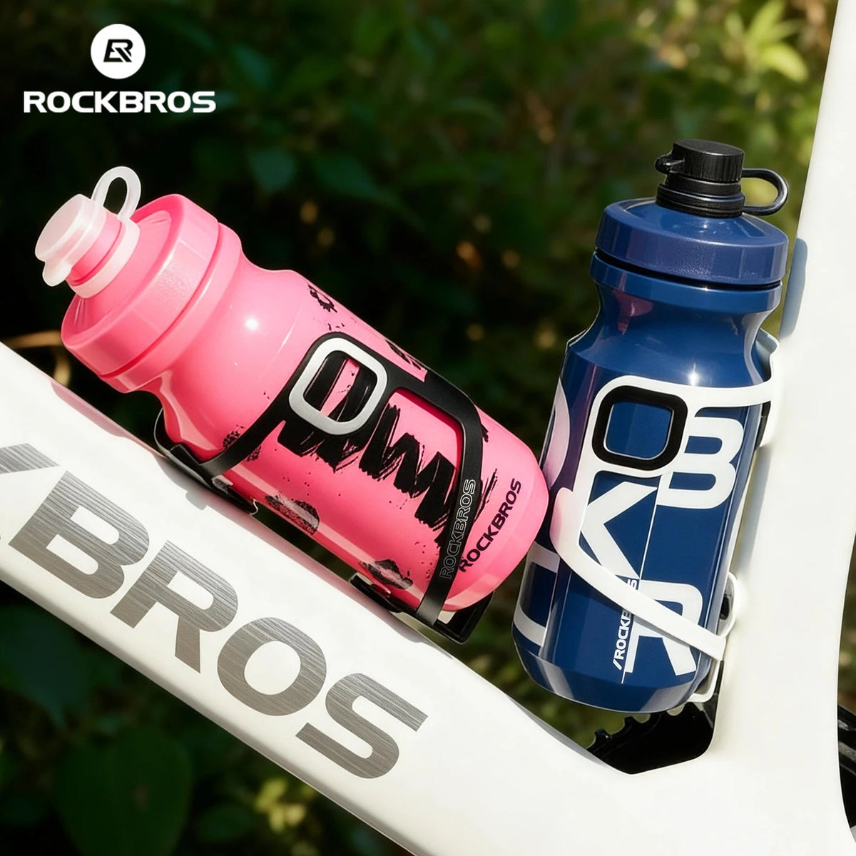 Una botella de agua rosa y una botella de agua azul se muestran sobre una superficie blanca con el logo de Rockbros.