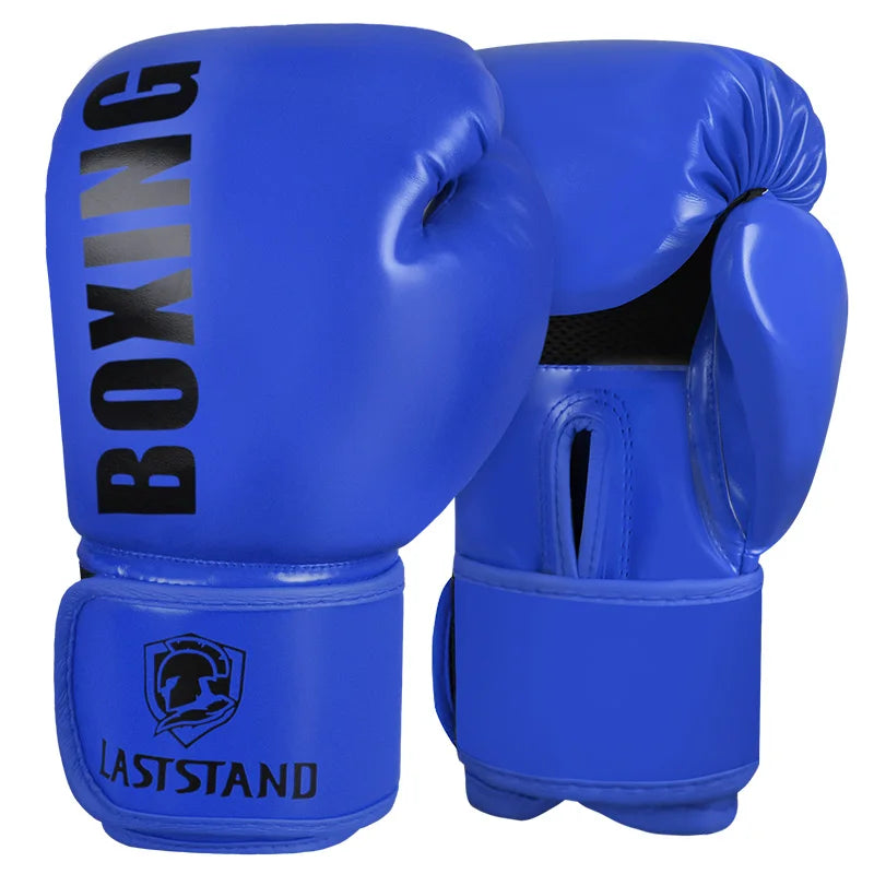 Une paire de gants de boxe en cuir PU bleus, vue rapprochée.
