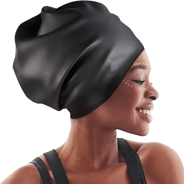 Eine Frau trägt eine schwarze Silikon-Schwimmhaube für langes Haar, lächelt und blickt zur Seite.
