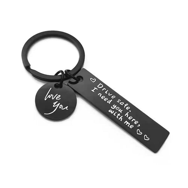 Schwarzer Metall-Anhänger mit Herzgravur: 'I love you' und 'Drive safe I need you here with me'.