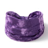 Pañuelo para la cabeza de tie-dye morado hecho de terciopelo, enrollado y drapeado.