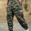 Un homme portant un pantalon cargo camouflage et des baskets blanches, montrant la coupe du pantalon.