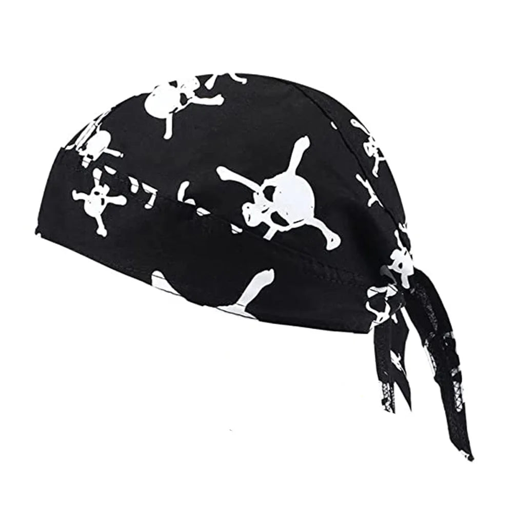Diadema o pañuelo de tela negra con un patrón repetitivo de calaveras blancas y motivos piratas.