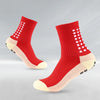 Un par de calcetines deportivos rojos con puntos blancos y acentos rosa claro, vistos de lado.