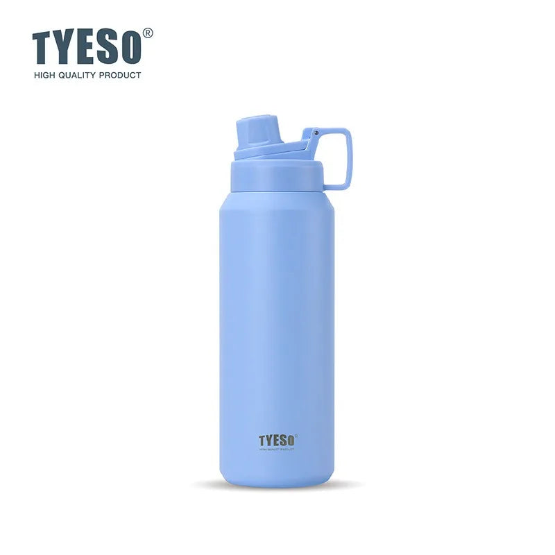 Tasse isotherme en acier inoxydable bleu clair avec couvercle noir sur fond blanc.