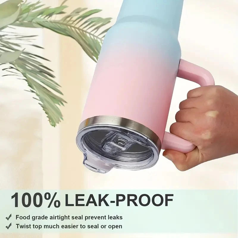 Una mano sostiene un termo de viaje rosa y azul con tapa transparente, destacando su diseño a prueba de fugas.