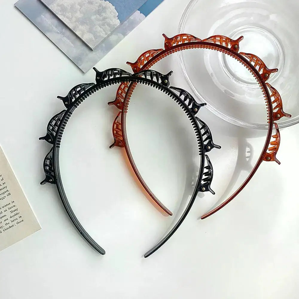 Un set de clips para el cabello con flequillo doble y bandas para la cabeza en negro y naranja, sobre una superficie blanca.