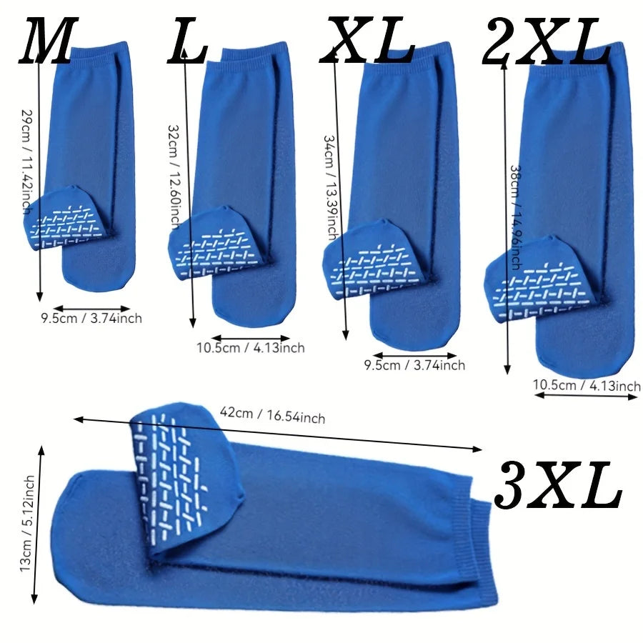 Un juego de calcetines hospitalarios azules antideslizantes en varios tamaños, de M a 3XL, mostrando diferentes anchos y long