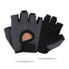 Une paire de gants de vélo et de fitness noirs, respirants et à séchage rapide, présentés à plat.