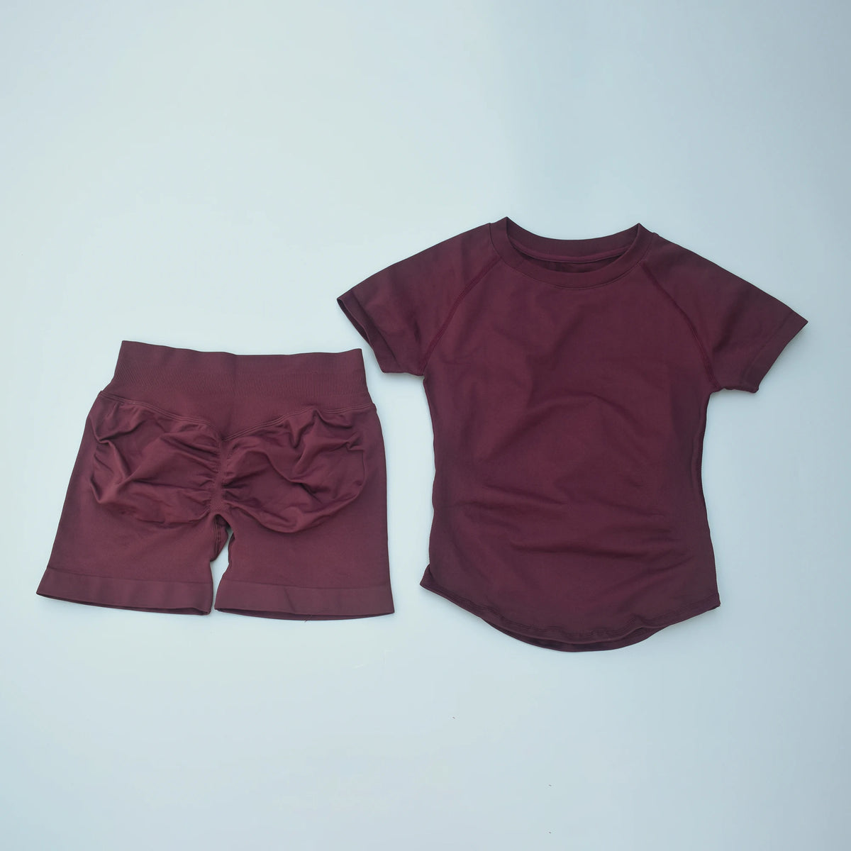 Ensemble de yoga et fitness sans couture marron pour femmes, comprenant un haut à manches courtes et un short assorti.