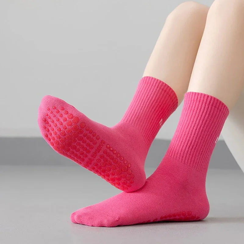Ein Paar leuchtend pinker atmungsaktiver, rutschfester Yoga- und Fitnesssocken auf einem Fuß.