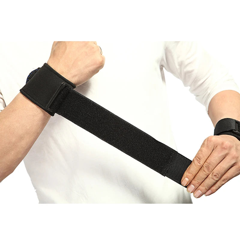 Schwarze, verstellbare Sport-Armbandage, getragen am Unterarm.