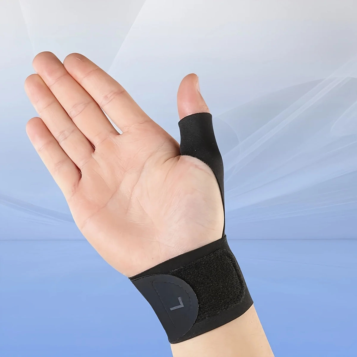 Una mano usando una pulsera ergonómica negra para escribir y tareas repetitivas.