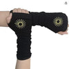 Schwarze gotische fingerlose Armwärmer mit einer Sonnen-Design auf der Handrückseite