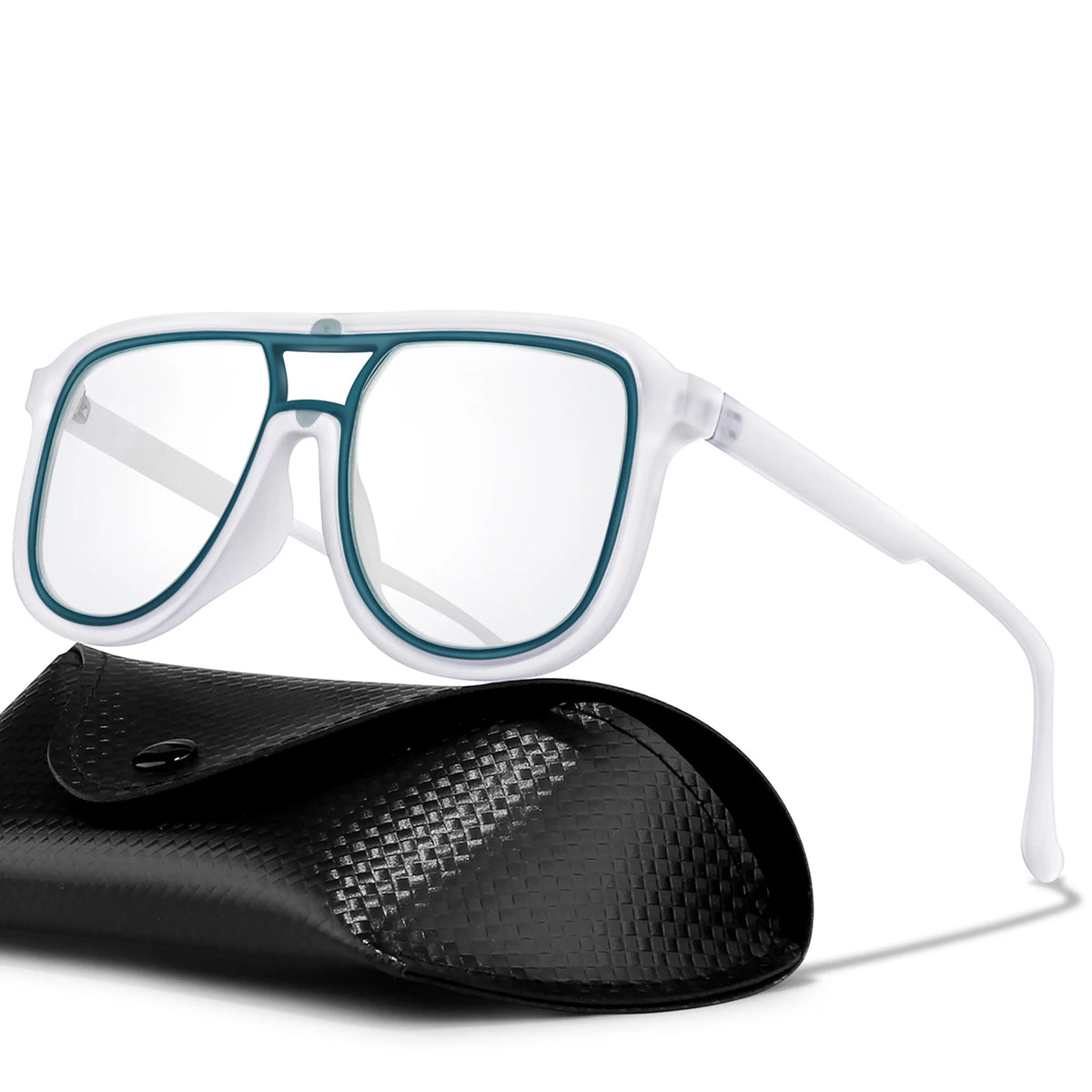Un par de gafas de ciclismo fotoocrómicas blancas sobre un guante deportivo negro texturizado.