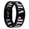 Schwarz-weiß gestreiftes Acryl-Elastikbandarmband mit quadratischer Schnalle.