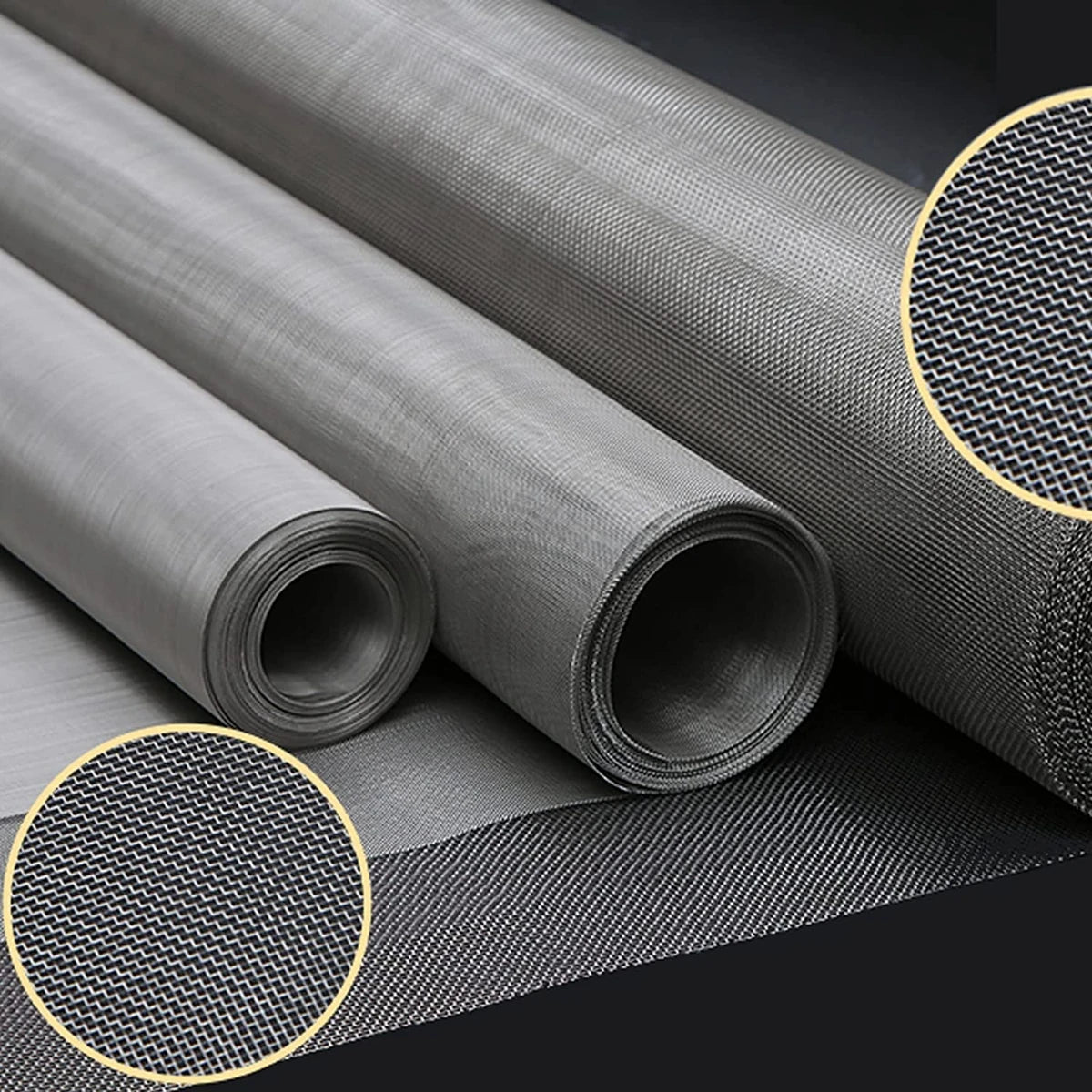 Rouleaux de mailles en acier inoxydable 304 résistant montrant diverses textures et trames.
