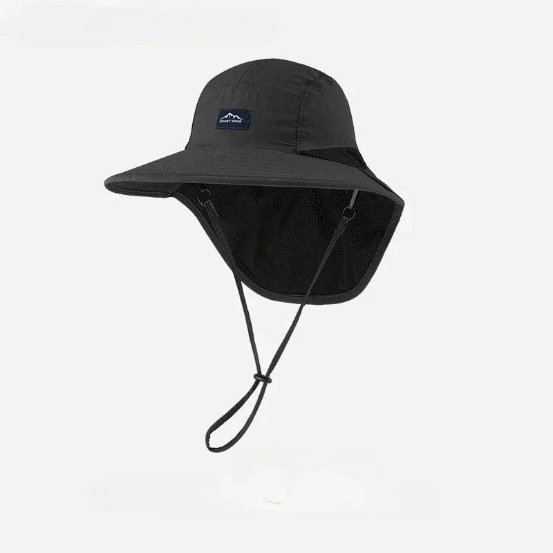 Schwarme Sonnenhut mit breiter Krempe und dunkelblauer Aufschrift sowie verstellbare Halsband