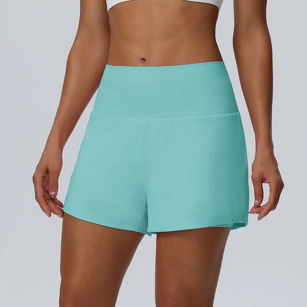 Eine Frau modelliert hellblaue, schnelltrocknende Sportshorts von hinten.