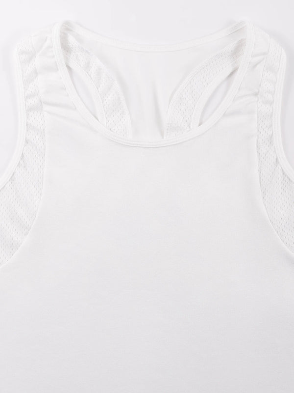 Camiseta deportiva blanca para mujer transpirable con detalles de malla en el escote y las mangas.