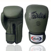 Ein Paar olivgrüner Lederboxhandschuhe mit Fairtex-Logo an Handfläche und Armband.