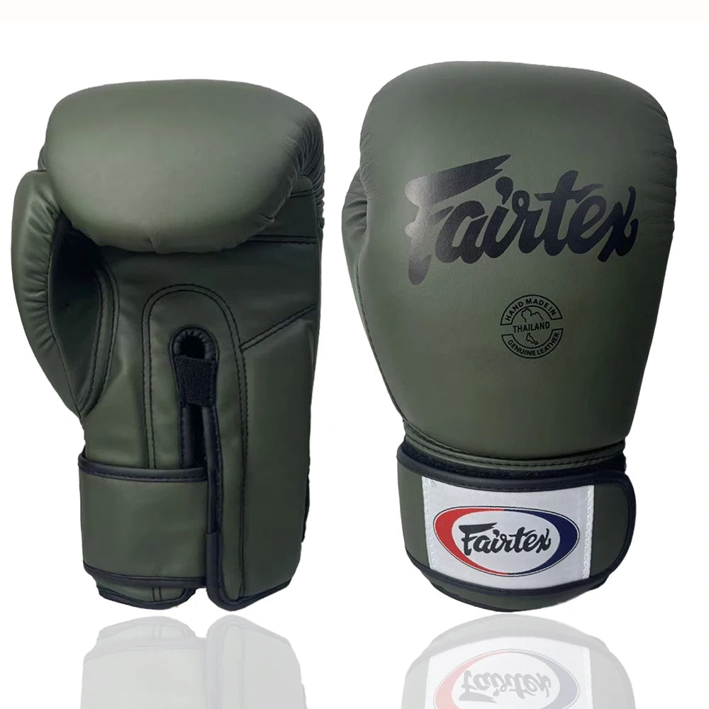 Ein Paar olivgrüner Lederboxhandschuhe mit Fairtex-Logo an Handfläche und Armband.