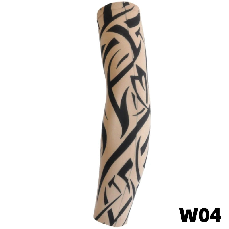 Gros plan d'une manchette de tatouage stretch en tricot noir et beige autour d'un bras.