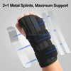 Eine Hand hält eine schwarze orthopädische Kompressions-Handgelenkbandage mit zwei Metallkeilen für maximale Unterstützung.