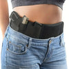 Gros plan d'un ceinture tactique noire portée à la taille d'une personne portant un jean bleu.