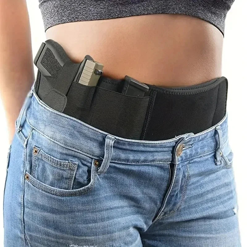 Gros plan d'un ceinture tactique noire portée à la taille d'une personne portant un jean bleu.