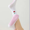 Chaussettes de yoga blanches avec des cœurs roses brodés et un petit détail de fleur rouge