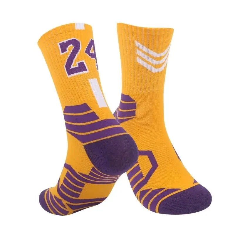 Ein Paar dicke Basketballsocken in leuchtendem Gelb und Lila für Männer