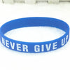 Bracelet en silicone bleu avec le texte NEVER GIVE UP, posé sur une surface blanche.