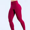 Primer plano de un legging de yoga sin costuras de talle alto en color magenta intenso.