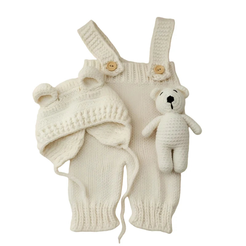 Set handgewebter weißer Strick-Requisiten mit einem Bären und einem kleinen Teddybär.