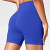Un modèle portant des shorts de yoga sans couture bleu roi taille haute pour la salle de sport et la forme physique.