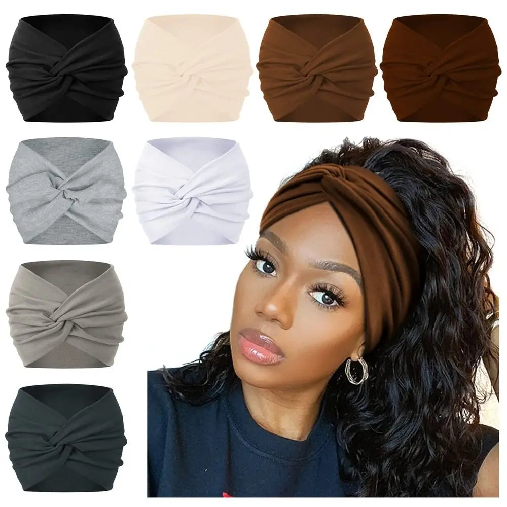 Une femme modèle un bandeau en tissu bohème brun tressé avec de longs cheveux foncés.