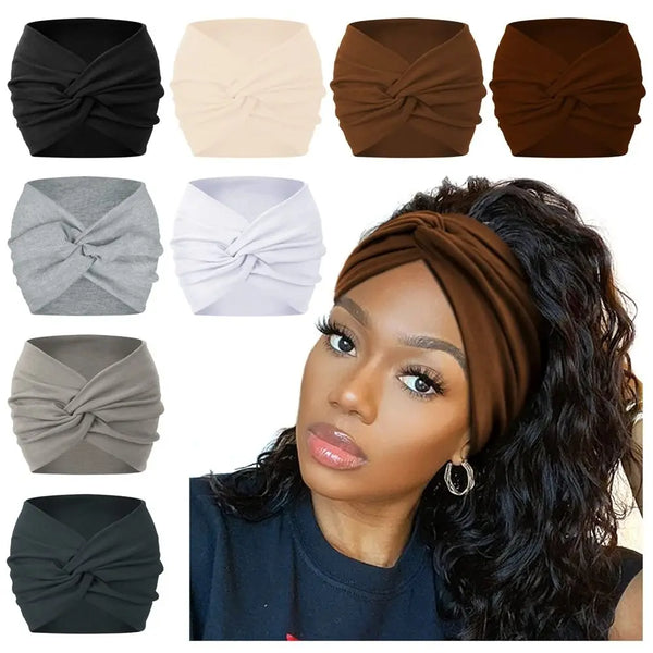 Une femme modèle un bandeau en tissu bohème brun tressé avec de longs cheveux foncés.