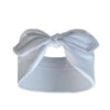 Un bandeau élastique gris clair noué en nœud, adapté à l'extérieur.