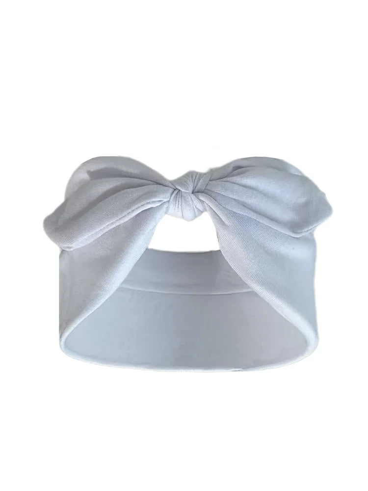 Un bandeau élastique gris clair noué en nœud, adapté à l'extérieur.