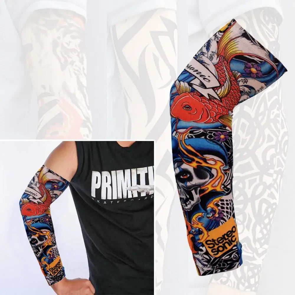 Primer plano de una manga de brazo estampada con un colorido diseño de pez y calavera.
