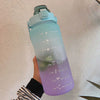 Botella de agua aislada morada con tapa de sorber con mensajes motivacionales basados en el tiempo en el cuerpo.